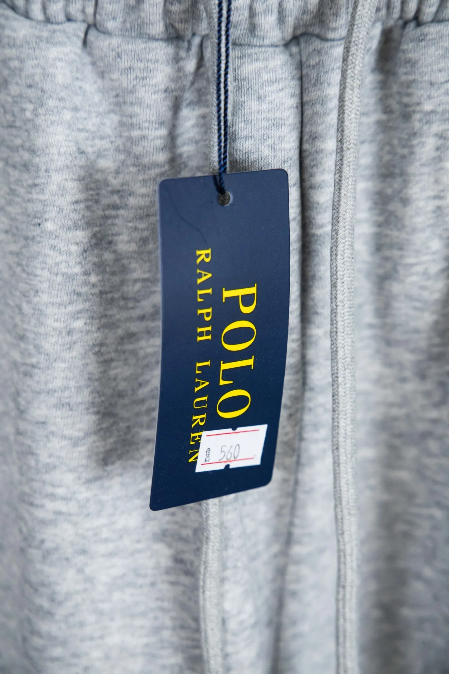 P170 Ralph Lauren Ralph Lauren suit sweatpants. Pure cotton with anti-static treatment. No dust, no lint. The elastic waist is used with a drawstring. Very friendly to the figure. The cotton is comfortable and soft. The upper body is casual and free. Regular beveled double pockets on both sides. The white brand logo on the left leg collides with the black of the pants. Although it is small, it is quite recognizable. The brand adds a young and fashionable atmosphere to the original high-end sense. It can be called a cold protection weapon. A simple base layer is enough to withstand the severe cold and make it more fluffy and warm. Color: Gray, Black, Navy SIZE: S-XL